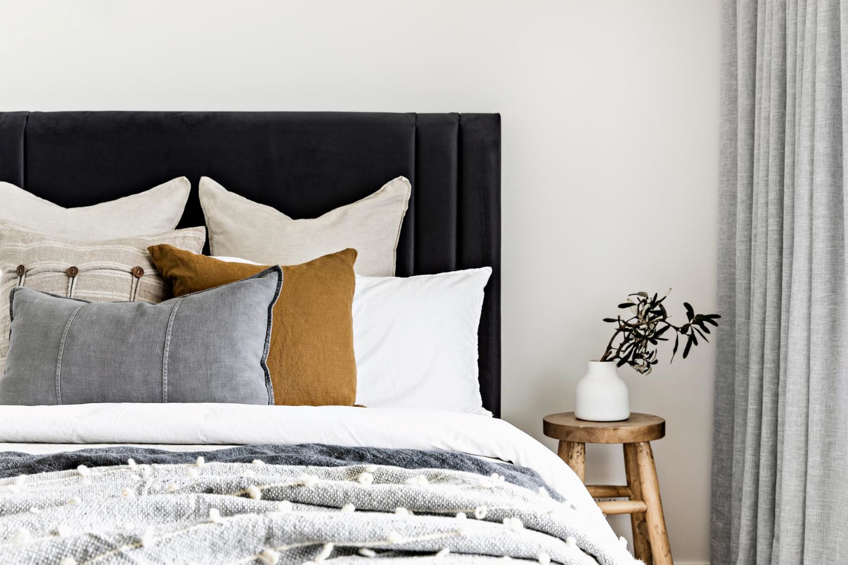 How to choose an upholstered bedhead