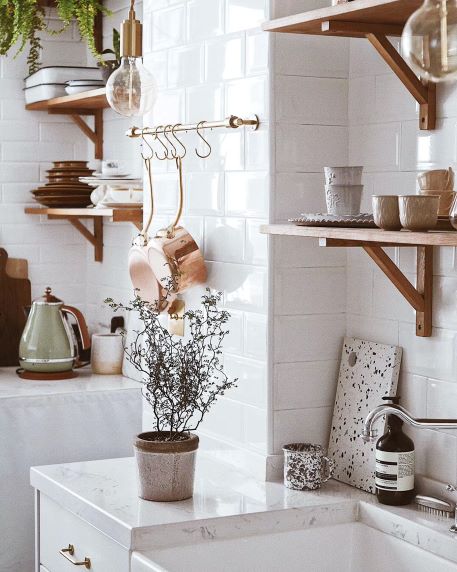 How to include kitchen shelving